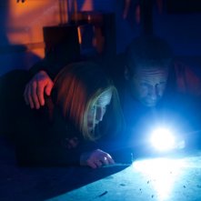 X-Files: una scena con David Duchovny e Gillian Anderson nell'episodio Rm9sbG93ZXJz