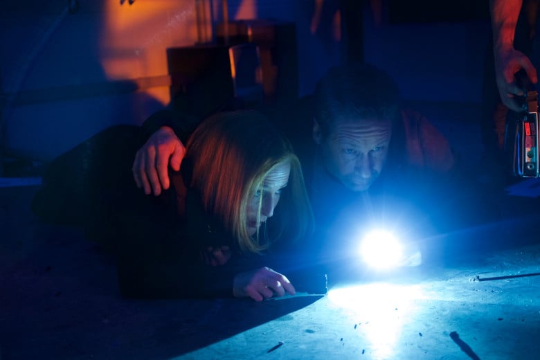 X-Files: una scena con David Duchovny e Gillian Anderson nell'episodio Rm9sbG93ZXJz