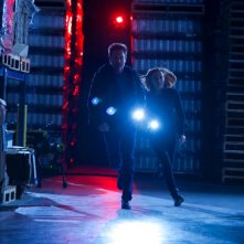 X-Files: Gillian Anderson insieme a David Duchovny nell'episodio Rm9sbG93ZXJz