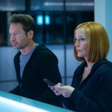 X-Files: David Duchovny e Gillian Anderson durante una scena nell'episodio Rm9sbG93ZXJz