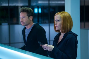 X-Files: David Duchovny e Gillian Anderson durante una scena nell'episodio Rm9sbG93ZXJz