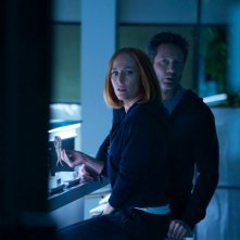 X-Files:  Gillian Anderson e David Duchovny nell'episodio Rm9sbG93ZXJz