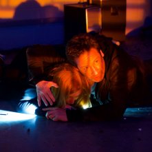 X-Files: David Duchovny insieme a Gillian Anderson nell'episodio Rm9sbG93ZXJz