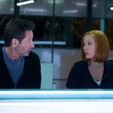 X-Files: David Duchovny con Gillian Anderson nell'episodio Rm9sbG93ZXJz