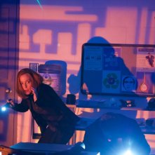 X-Files:  Gillian Anderson in una scena dell'episodio Rm9sbG93ZXJz