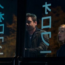 X-Files: David Duchovny e Gillian Anderson nell'episodio Rm9sbG93ZXJz