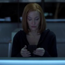 X-Files: Gillian Anderson nell'episodio Rm9sbG93ZXJz
