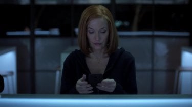 X-Files: Gillian Anderson nell'episodio Rm9sbG93ZXJz