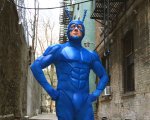 The Tick: il supereroe blu ritorna con nuovi alleati per affrontare un temibile villain
