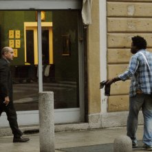 Contromano: Antonio Albanese e Alex Fondja in una scena del film