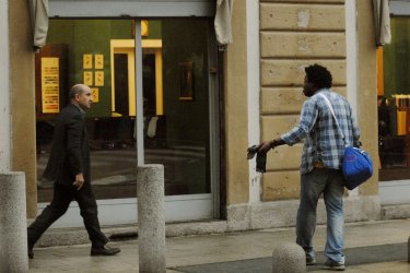 Contromano: Antonio Albanese e Alex Fondja in una scena del film