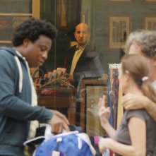 Contromano: Antonio Albanese e Alex Fondja in un momento del film