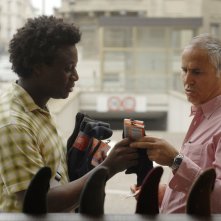 Contromano: Alex Fondja in una scena del film