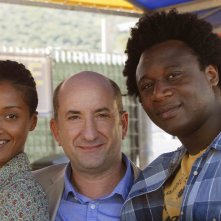 Contromano: Aude Legastelois, Antonio Albanese e Alex Fondja in un'immagine promozionale del film