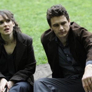 Winona Ryder e James Franco in una scena di The Letter