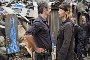The Walking Dead: Steven Ogg e Pollyanna McIntosh nell'episodio The Lost and the Plunderers