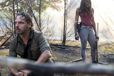 The Walking Dead: Andrew Lincoln insieme a Danai Gurira nell'episodio The Lost and the Plunderers