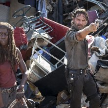 The Walking Dead: Andrew Lincoln e Danai Gurira in una scena dell'episodio The Lost and the Plunderers