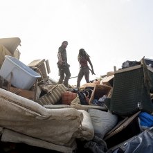 The Walking Dead: Danai Gurira con Andrew Lincoln nell'episodio The Lost and the Plunderers