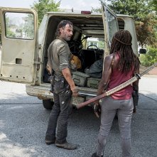 The Walking Dead: Danai Gurira e Andrew Lincoln in una scena dell'episodio The Lost and the Plunderers