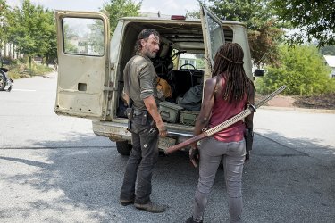 The Walking Dead: Danai Gurira e Andrew Lincoln in una scena dell'episodio The Lost and the Plunderers