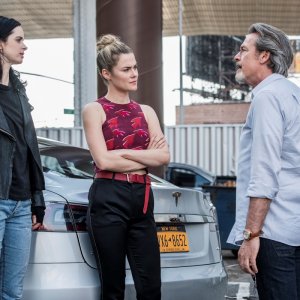 Jessica Jones: Krysten Ritter, Rachael Taylor e James McCaffrey in una scena della seconda stagione