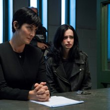 Jessica Jones: Krysten Ritter con Carrie-Anne Moss in una scena della seconda stagione