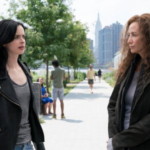 Jessica Jones: Krysten Ritter e Janet McTeer in una scena della seconda stagione