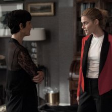Jessica Jones: Carrie-Anne Moss e Rachael Taylor in una scena della seconda stagione