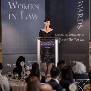 Jessica Jones: Carrie-Anne Moss in una scena della seconda stagione