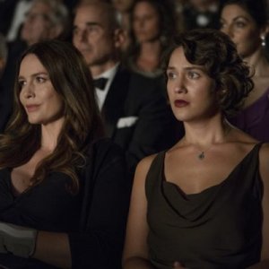 Mozart in the Jungle: le attrici Saffron Burrows e Lola Kirke in una foto della quarta stagione