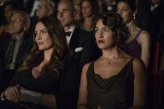 Mozart in the Jungle: le attrici Saffron Burrows e Lola Kirke in una foto della quarta stagione