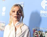 Taylor Hickson, l'attrice fa causa ai produttori dopo essere rimasta sfigurata sul set