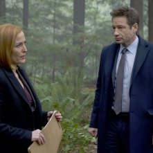 X-Files: una scena con Gillian Anderson e David Duchovny dell'episodio Familiar