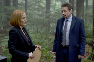 X-Files: una scena con Gillian Anderson e David Duchovny dell'episodio Familiar