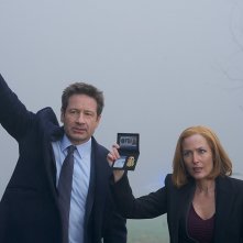 X-Files: David Duchovny e Gillian Anderson nell'episodio Familiar