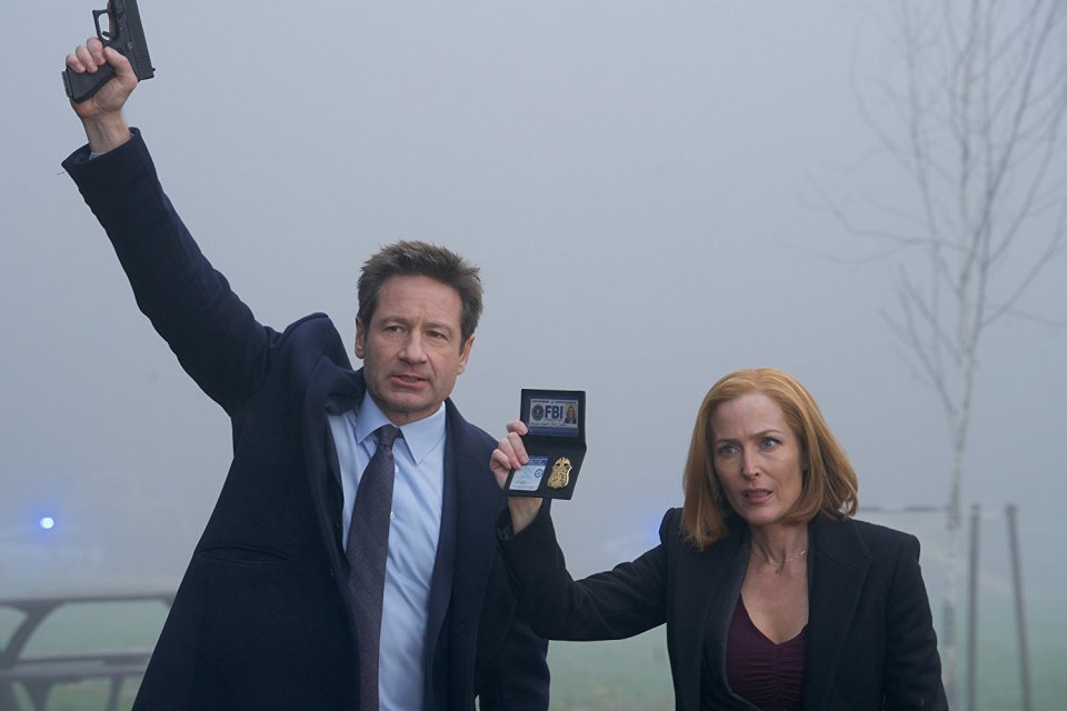 X-Files: David Duchovny e Gillian Anderson nell'episodio Familiar