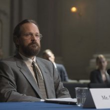 The Looming Tower: Peter Sarsgaard in una scena