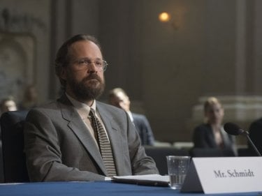 The Looming Tower: Peter Sarsgaard in una scena