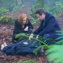 X-Files: Gillian Anderson e Duchovny in una scena dell'episodio Familiar