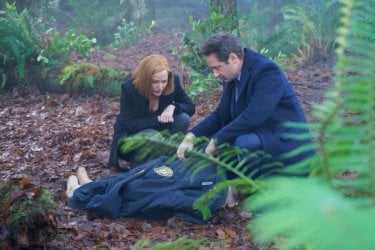 X-Files: Gillian Anderson e Duchovny in una scena dell'episodio Familiar