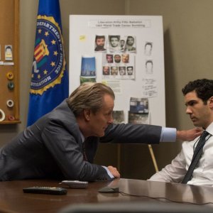 The Looming Tower: Jeff Daniels e Tahar Rahim in una scena