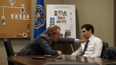 The Looming Tower: Jeff Daniels e Tahar Rahim in una scena