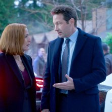 X-Files: David Duchovny insieme a Gillian Anderson in una scena dell'episodio Familiar