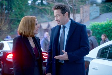 X-Files: David Duchovny insieme a Gillian Anderson in una scena dell'episodio Familiar