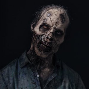 Fear the Walking Dead 4: il primo piano di uno zombie