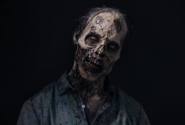 Fear the Walking Dead 4: il primo piano di uno zombie