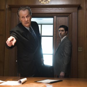 The Looming Tower: Jeff Daniels e Tahar Rahim in una scena