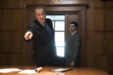 The Looming Tower: Jeff Daniels e Tahar Rahim in una scena