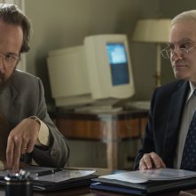 The Looming Tower: Peter Sarsgaard e Michael Stuhlbarg in una scena